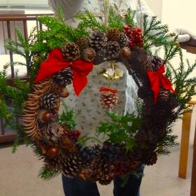 森の木の実をたくさんつけたリース