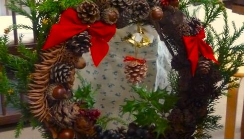 森の木の実をたくさんつけたリース